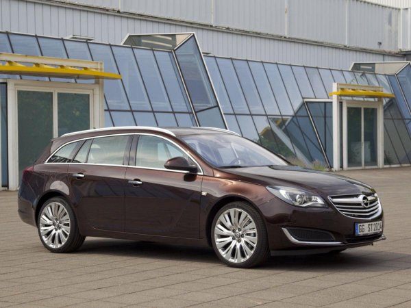 Insignia е един от най-сполучливите модели на Opel в последно време и факта, че се е предлагал с вградена газова уредба, го прави още по-неустоим на пазара за употребявани автомобили. Insignia в модификация LPG EcoFlex е задвижвана от 1,4-литров турбо двигател със 140 к.с., позволяващ спокойно движение с магистрални скорости, дори и когато колата е пълна с пътници.